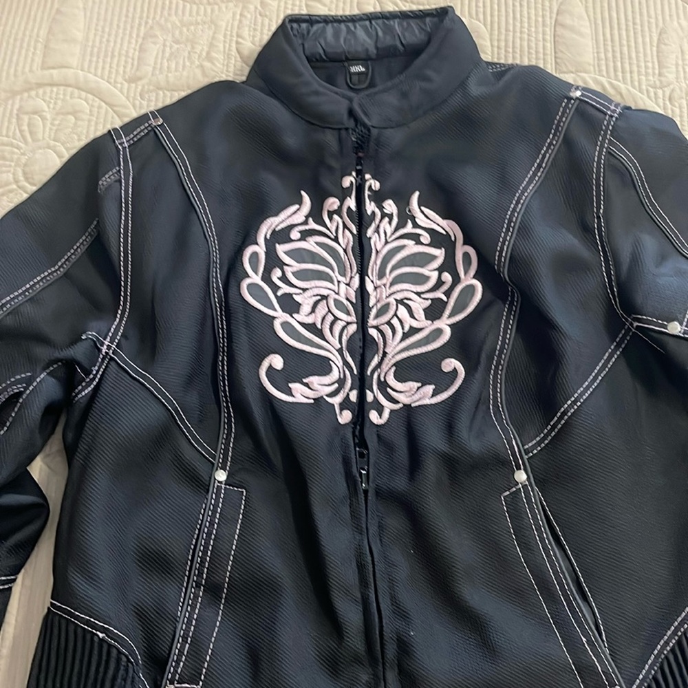 Biker riding coat, women’s size XXL. Runs small so fit is XL,very beautiful coat